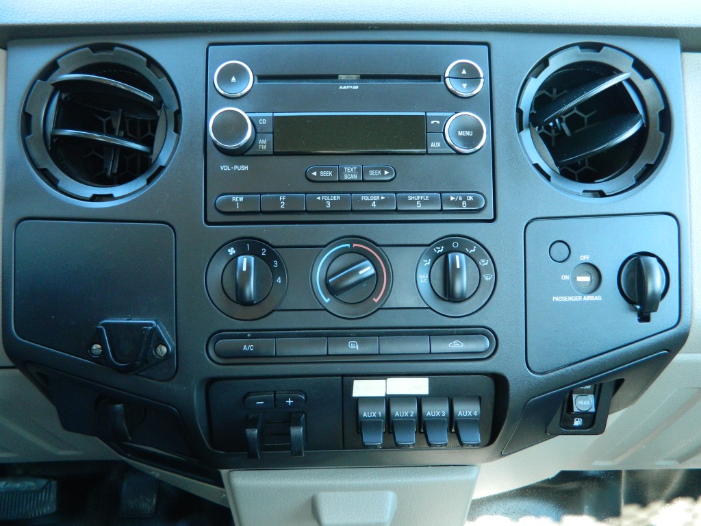 2009 Ford F-550 - Photo 16