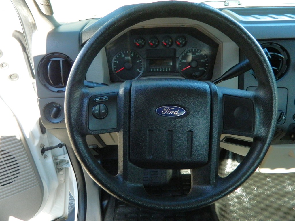 2009 Ford F-550 - Photo 17
